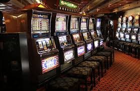 Jackpot888 ဂိမ်းလော်ဘီ Slots ဂိမ်းများ မိုဘိုင်းဖုန်းပေါ်မှ ကစားနေသည့် မြင်ကွင်း